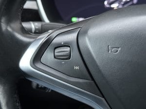 Tesla MS ja MX ratin nappi
